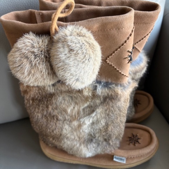 SoftMocsz 8 tall suede leather Winter Niska 2 Women's Mukluks Boots brown beads - Picture 1 of 16